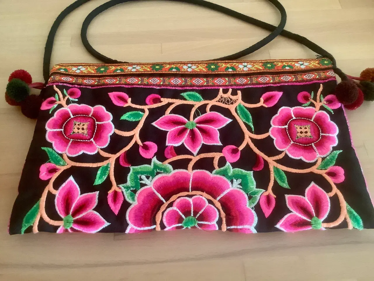 Billede 1 - Skuldertaske med blomster.