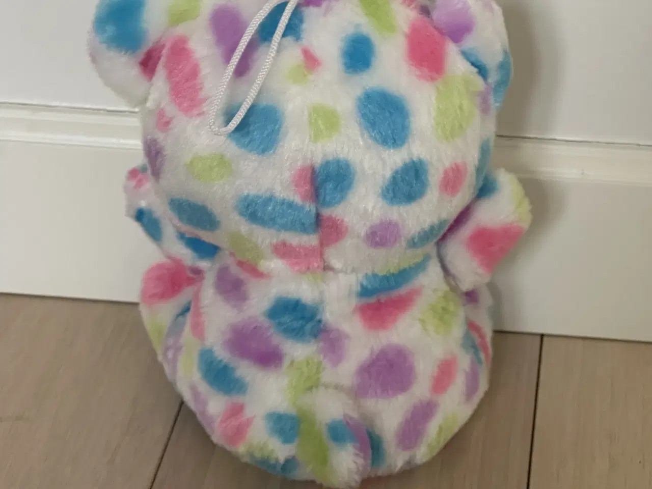 Billede 3 - 🌈 SØD FARVERIG BAMSE MED GLIMMERDETALJER 🌈