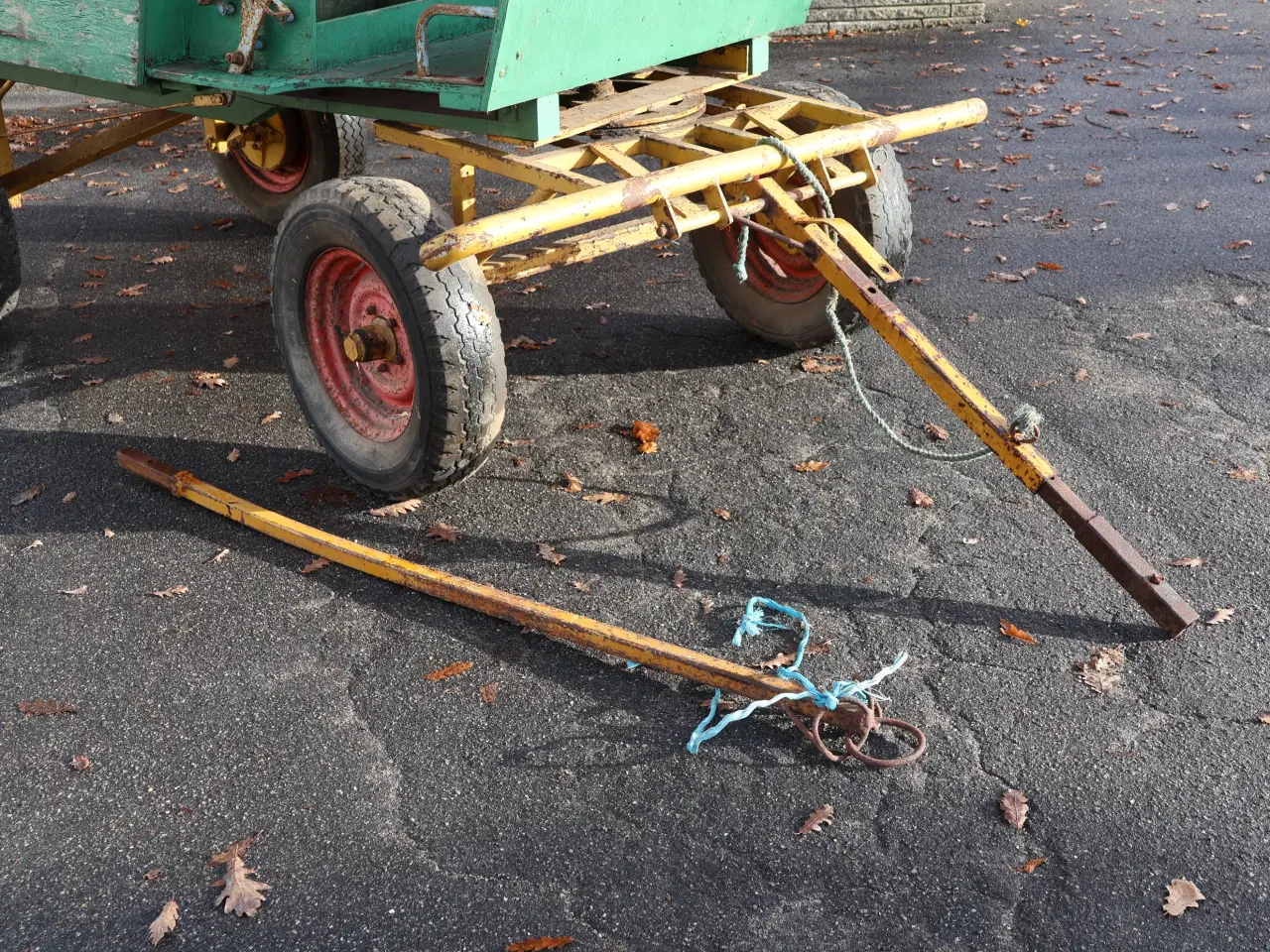 Billede 5 - Gl 4 hjulet gummivogn m/drejekrans