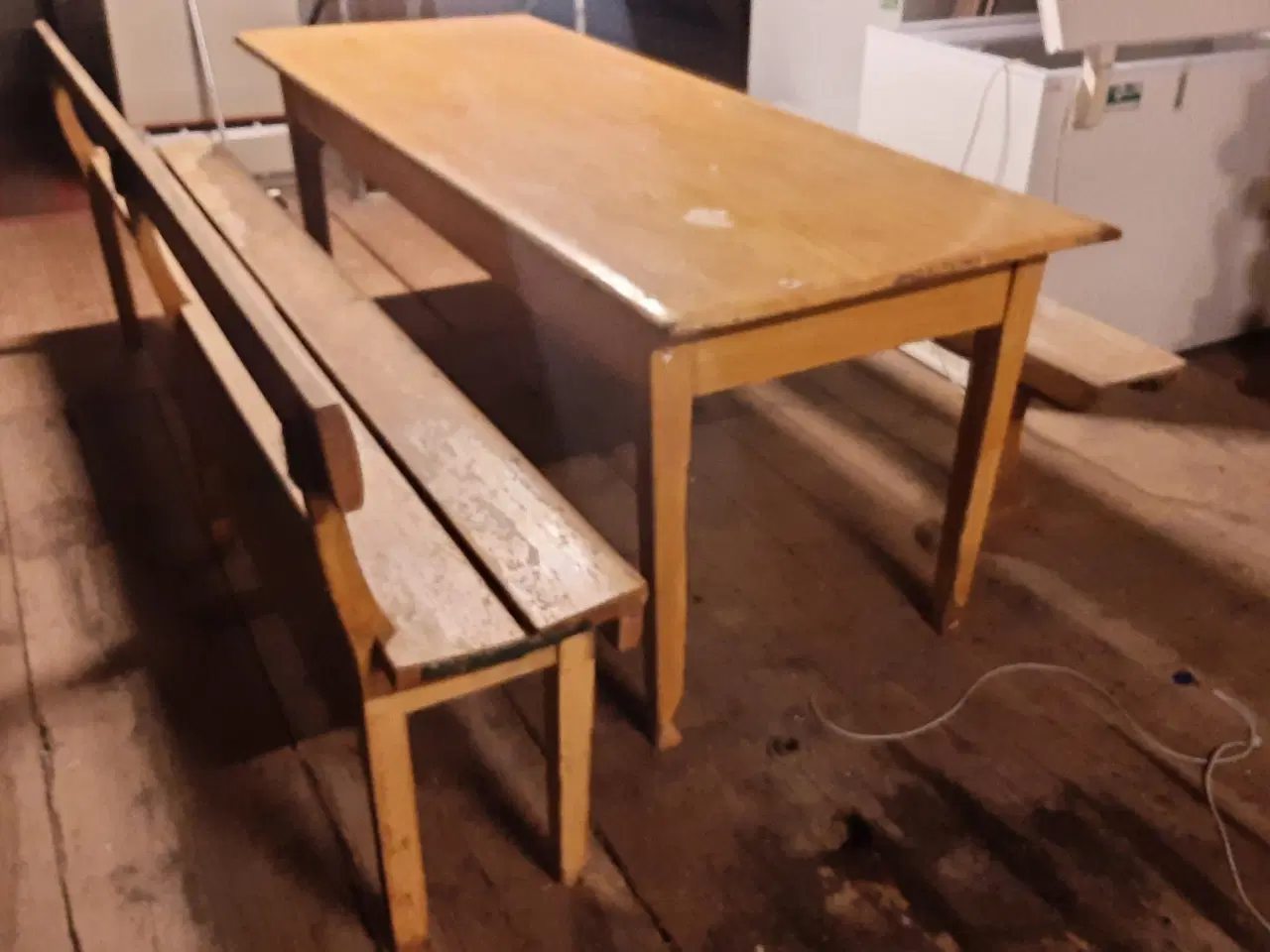 Billede 2 - Spise stue med bænk og skamle.