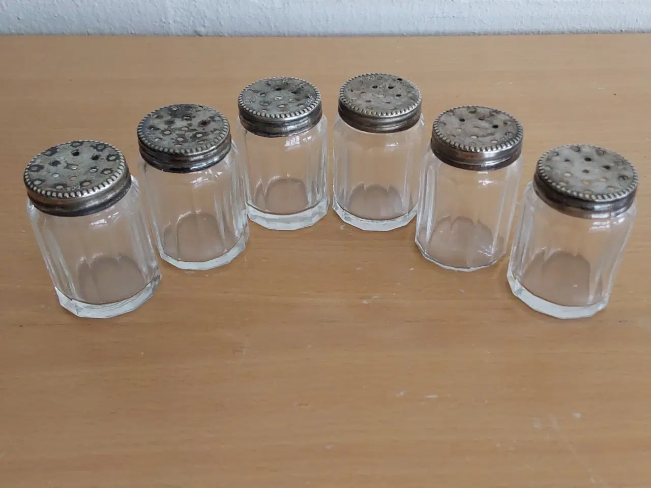 Billede 3 - Salt og peberbøsser med sølvlåg stemplet 830.