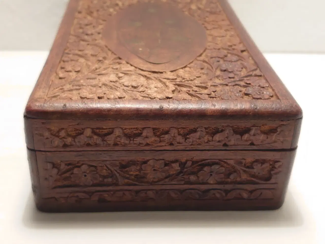 Billede 5 - Gammelt håndskåret smykkeskrin i træ. (25x15x7)cm