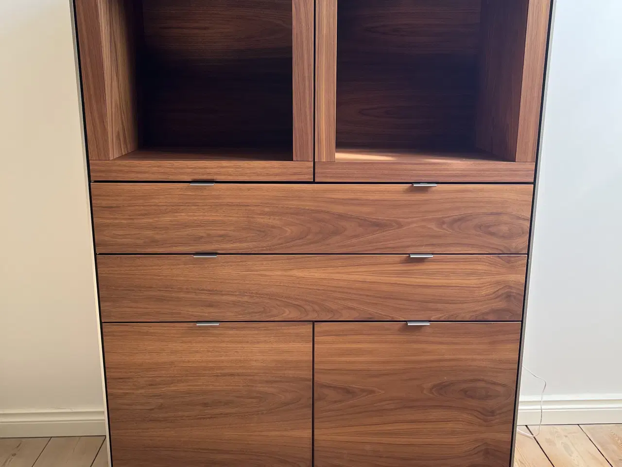 Billede 2 - Skovby SM923 Vitrineskab - Olieret Valnød