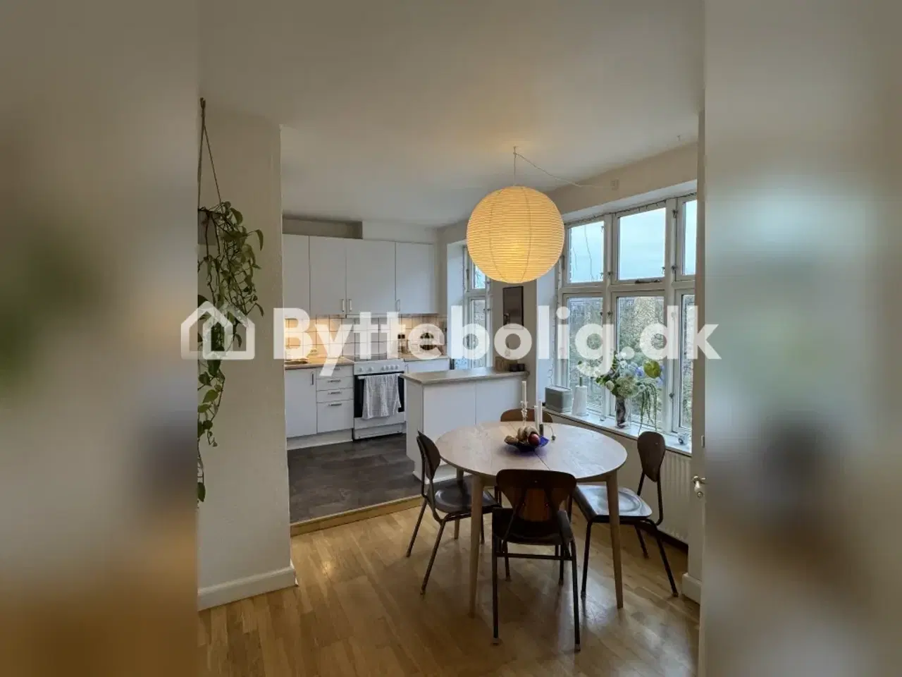 Billede 1 - Stor lys lejlighed 300 meter fra søerne