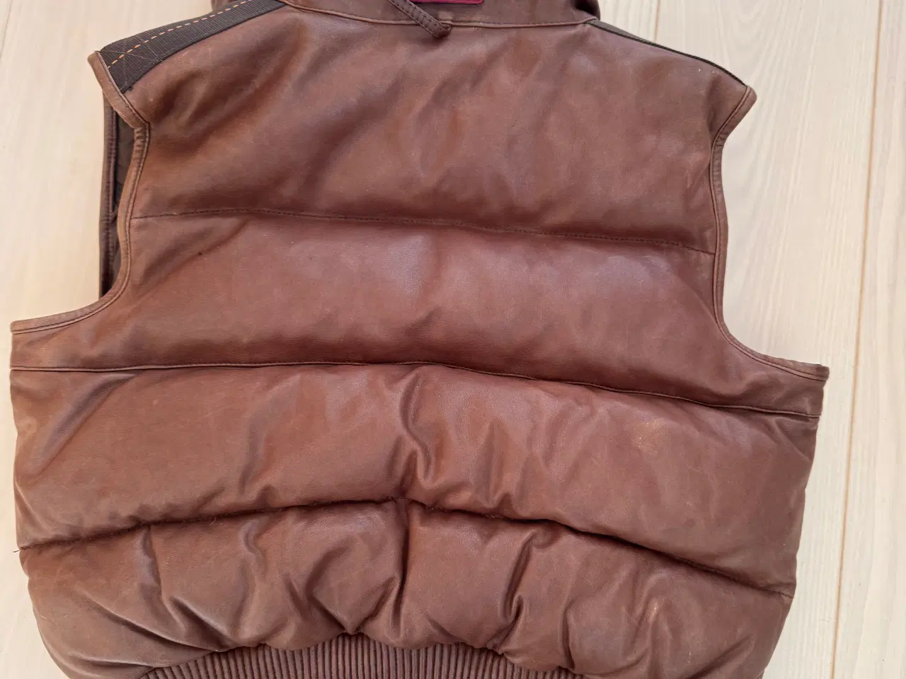 Billede 5 - Parajumpers lædervest med pelshætte