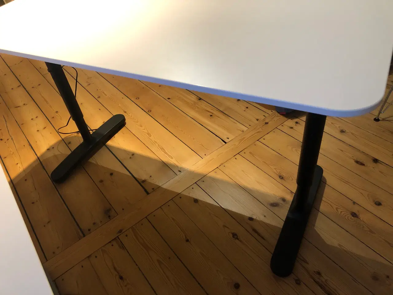 Billede 2 - Justerbart IKEA skrivebord