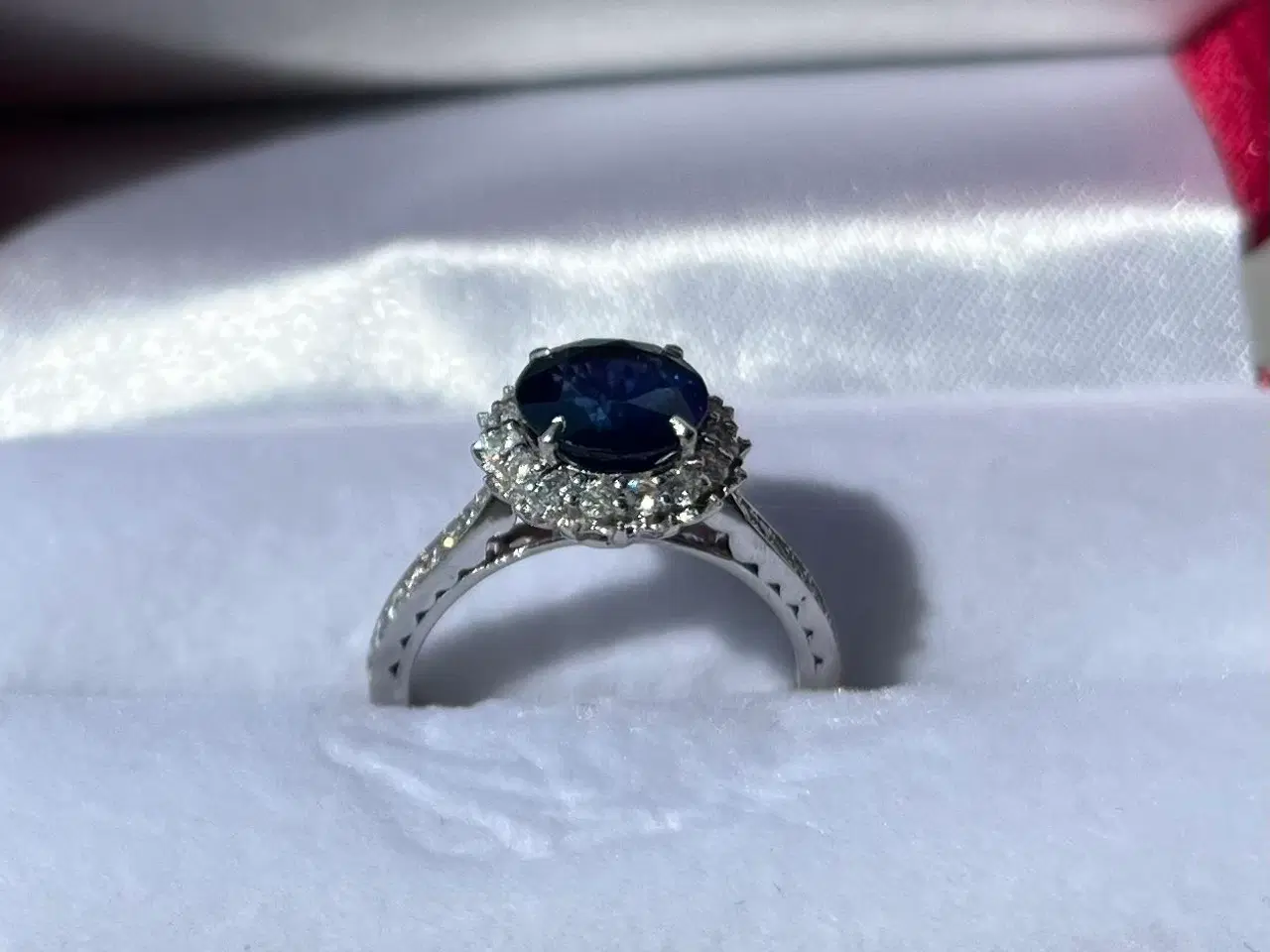 Billede 2 - 18K hvidgulsring med naturlig safir og diamanter