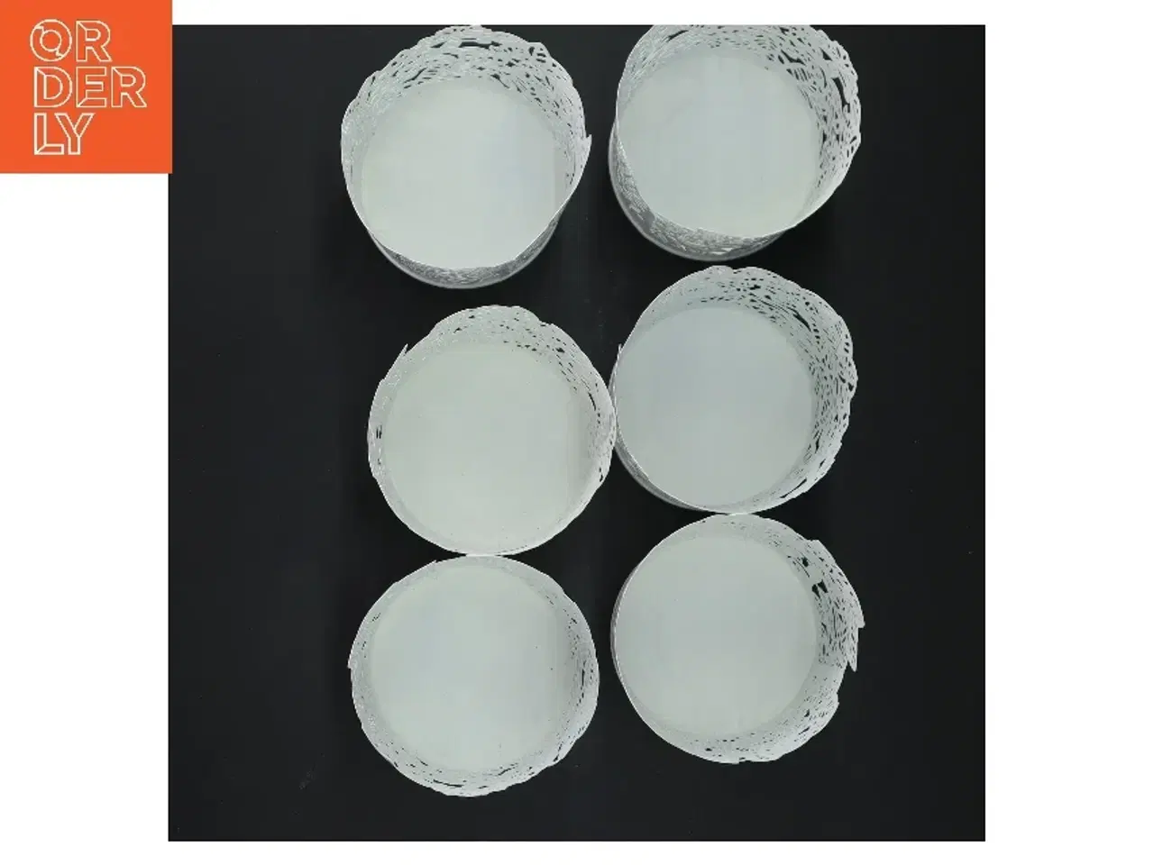 Billede 4 - Hvide lysholdere med bladmønster fra IKEA (str. Ø 8x8,5 cm)