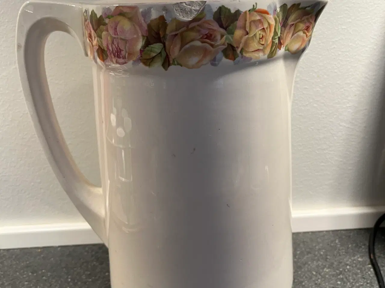 Billede 1 - Flot antik kande med dekorativ blomsterkant med fe