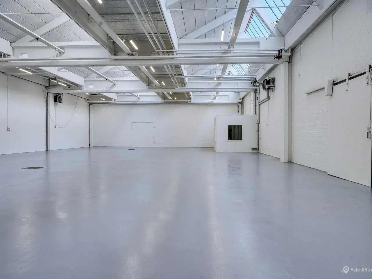 Billede 3 - Stort og generelt nyistandsat lagerlejemål.