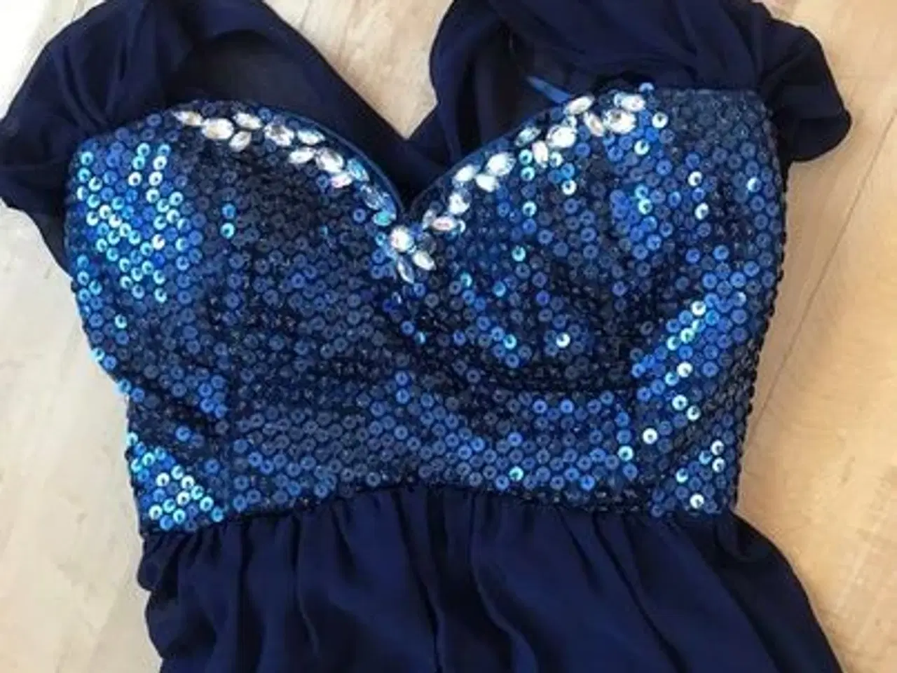 Billede 4 - Midnats blå stropløs kjole med "juvel"/sequin