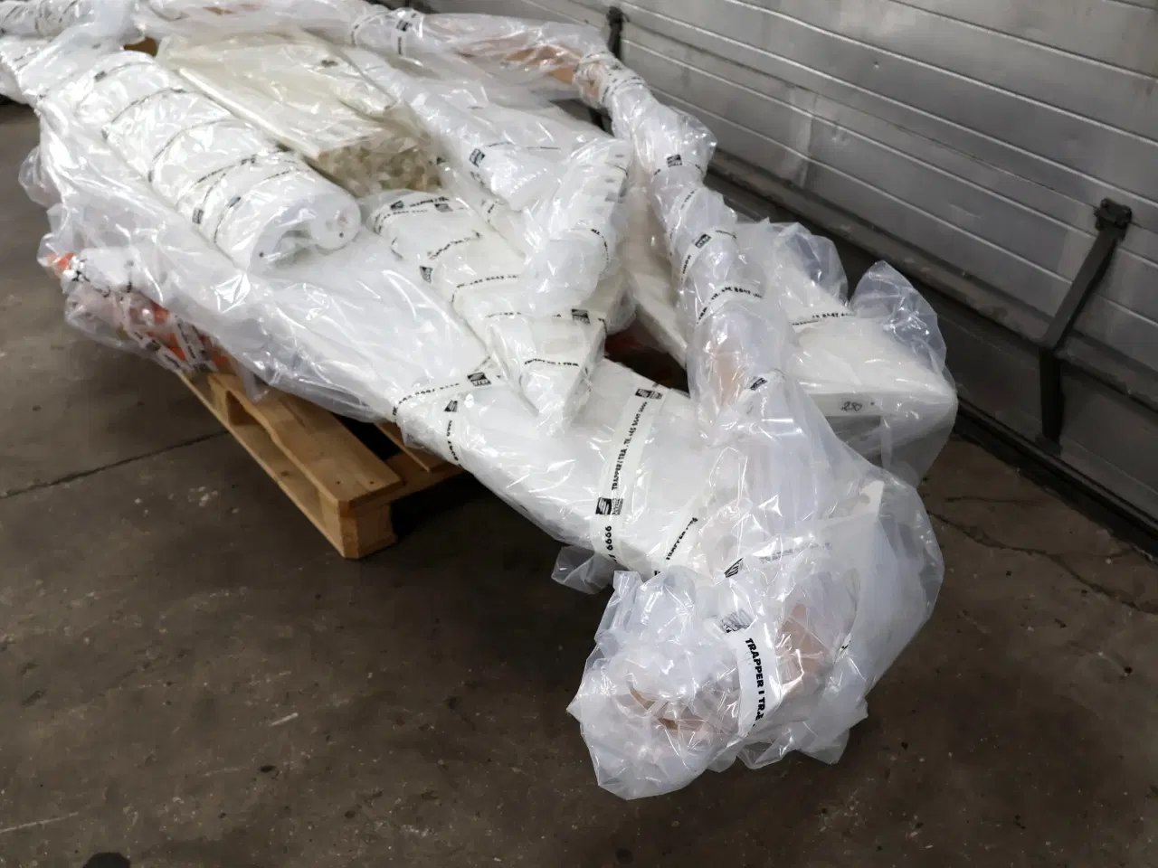 Billede 11 -  ¼-svingstrappe med trin og håndlister