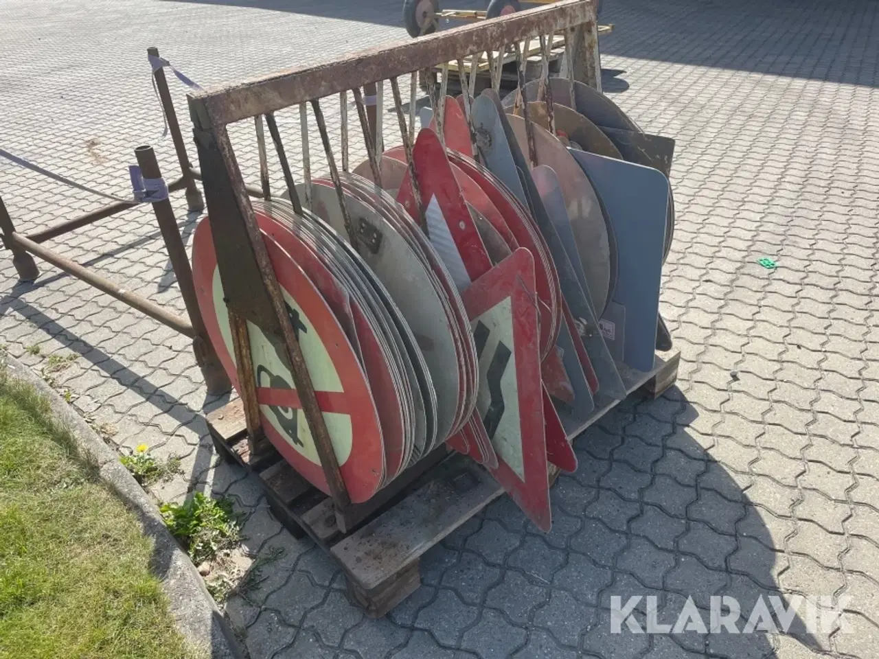 Billede 1 - Diverse vejskilte ca 64 styk med holder