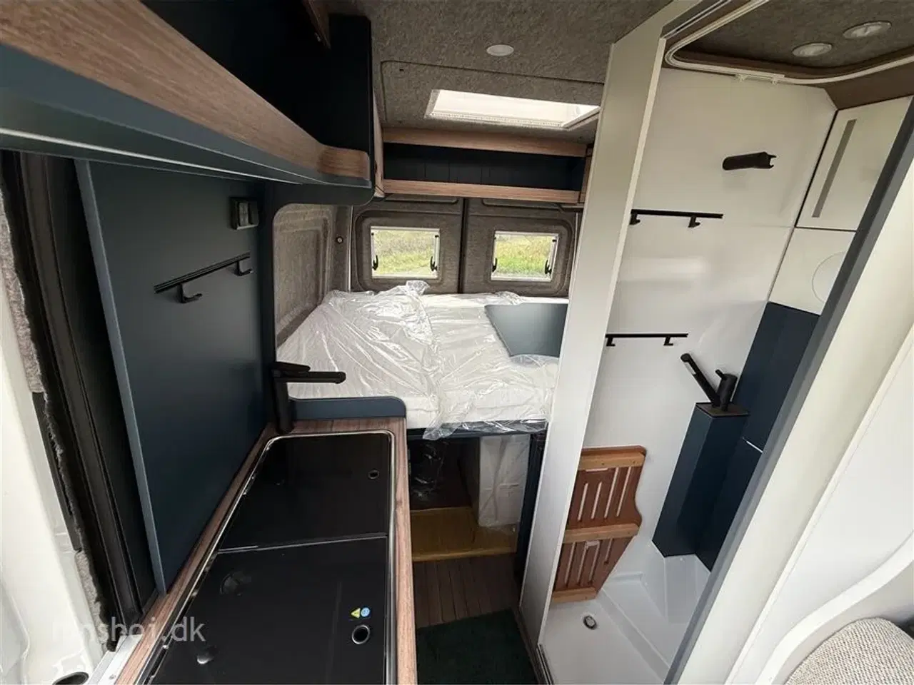 Billede 18 - 2025 - Eriba Car 600 Deep Ocean Blue Aut Eksklusiv Campervan med automatgear og træk fra Hinshøj Caravan.