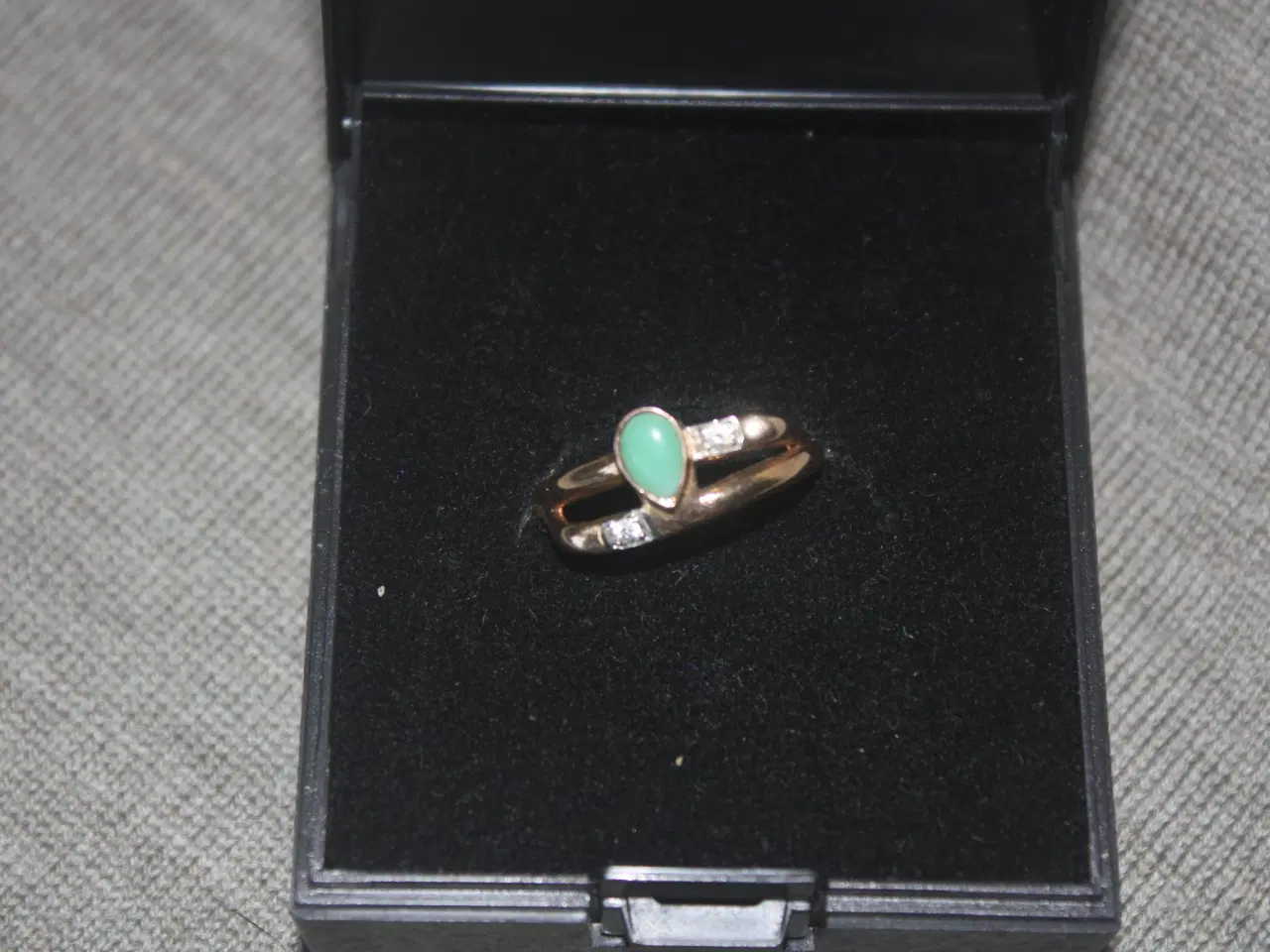 Billede 1 - Ring ustemplet guld med chrysopras sten