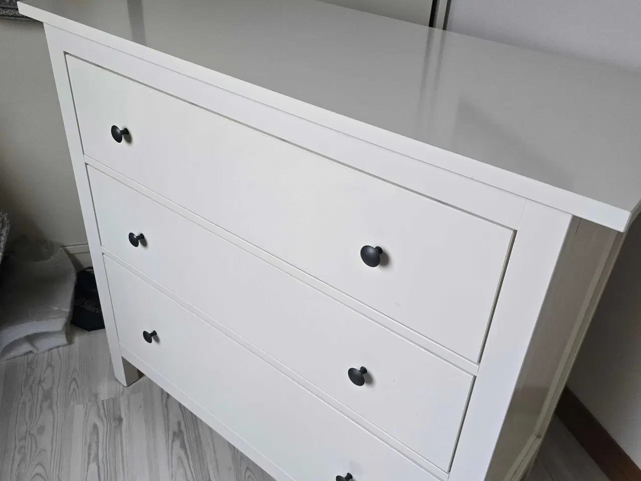 Billede 1 - Hvid kommode 3 skuffer