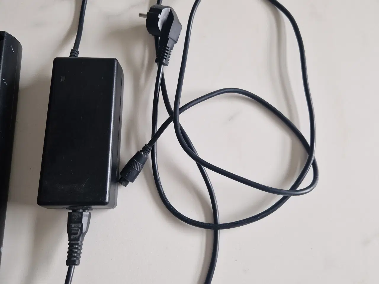 Billede 2 - Originalt batteri og lader