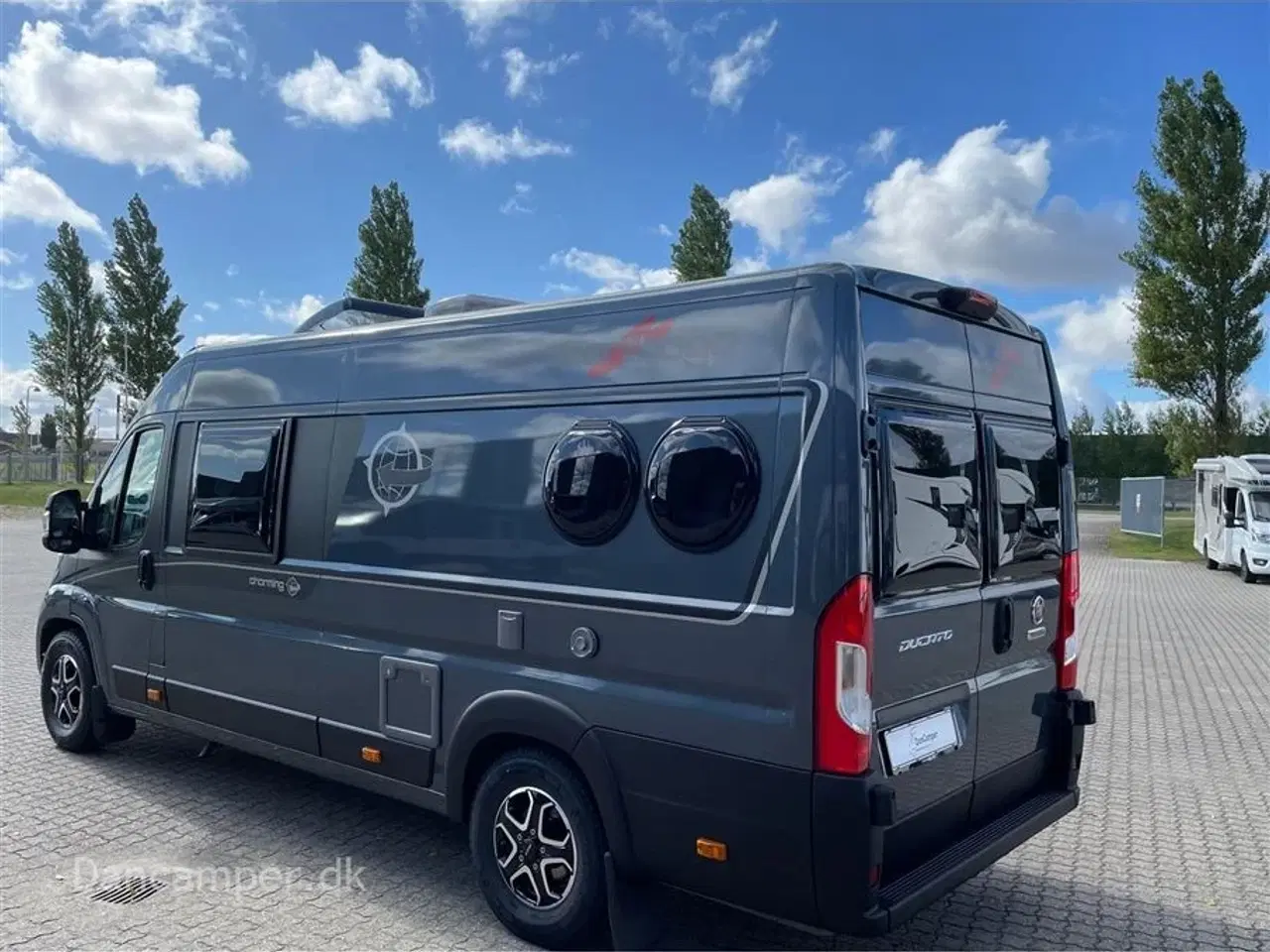 Billede 5 - 2024 - Carthago van 640 LE GT   MESSEPRIS kr. 1.099.900,- SPAR kr. 156.630,- Topmodel - enkeltsenge, Ko-øje-vinduer i bag, 9-trins automatgear, skiltegenkendelse, fjernlysassistent, navigation, Pioneer mediacenter, m.m.m.