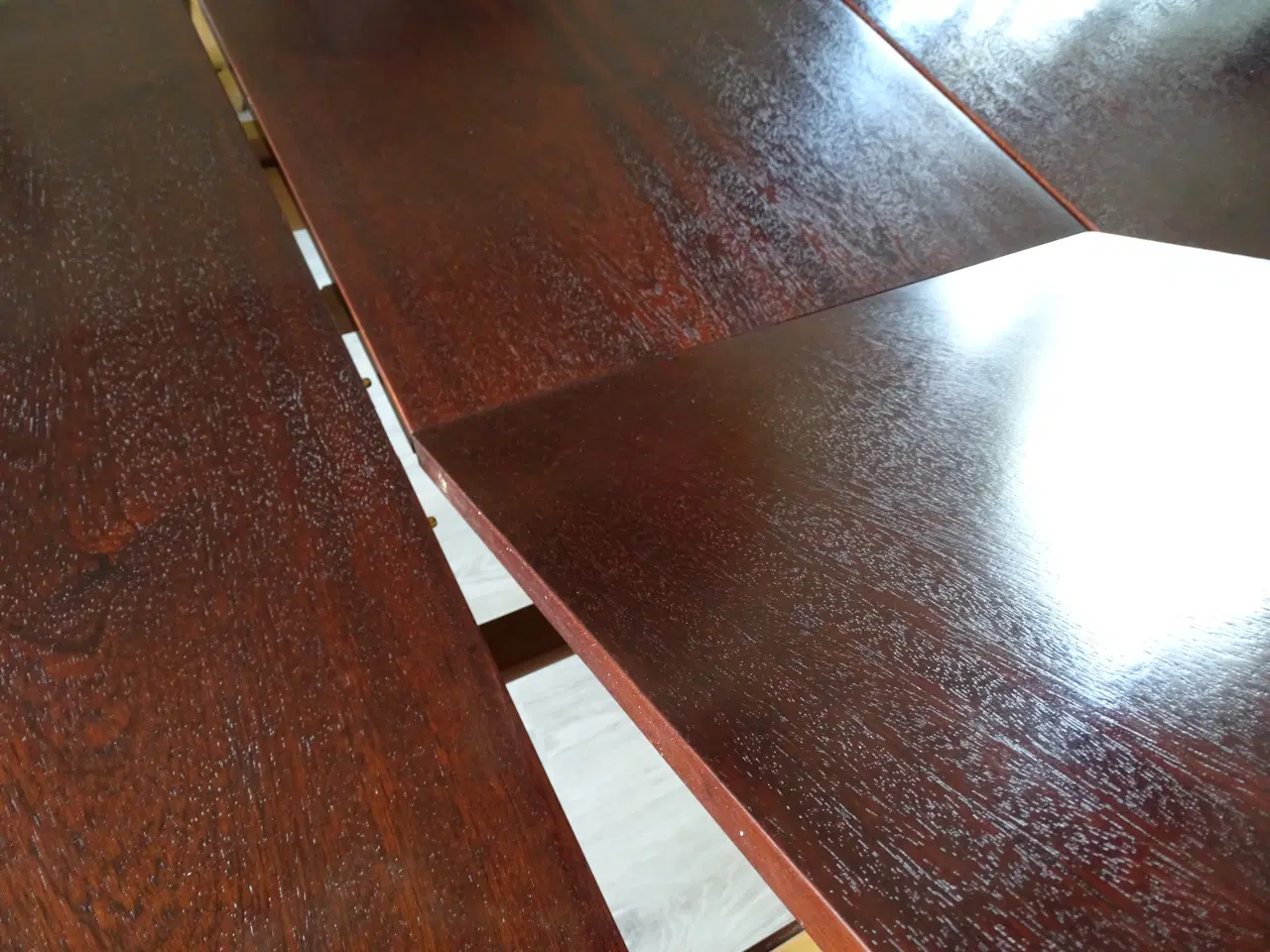 Billede 4 - Spisebord i mørkt træ.