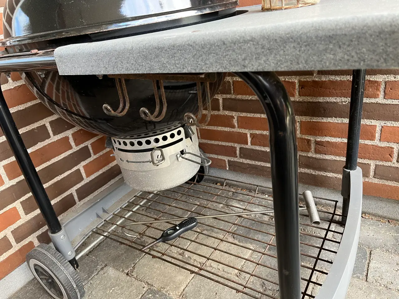 Billede 2 - Weber kuglegrill med bord