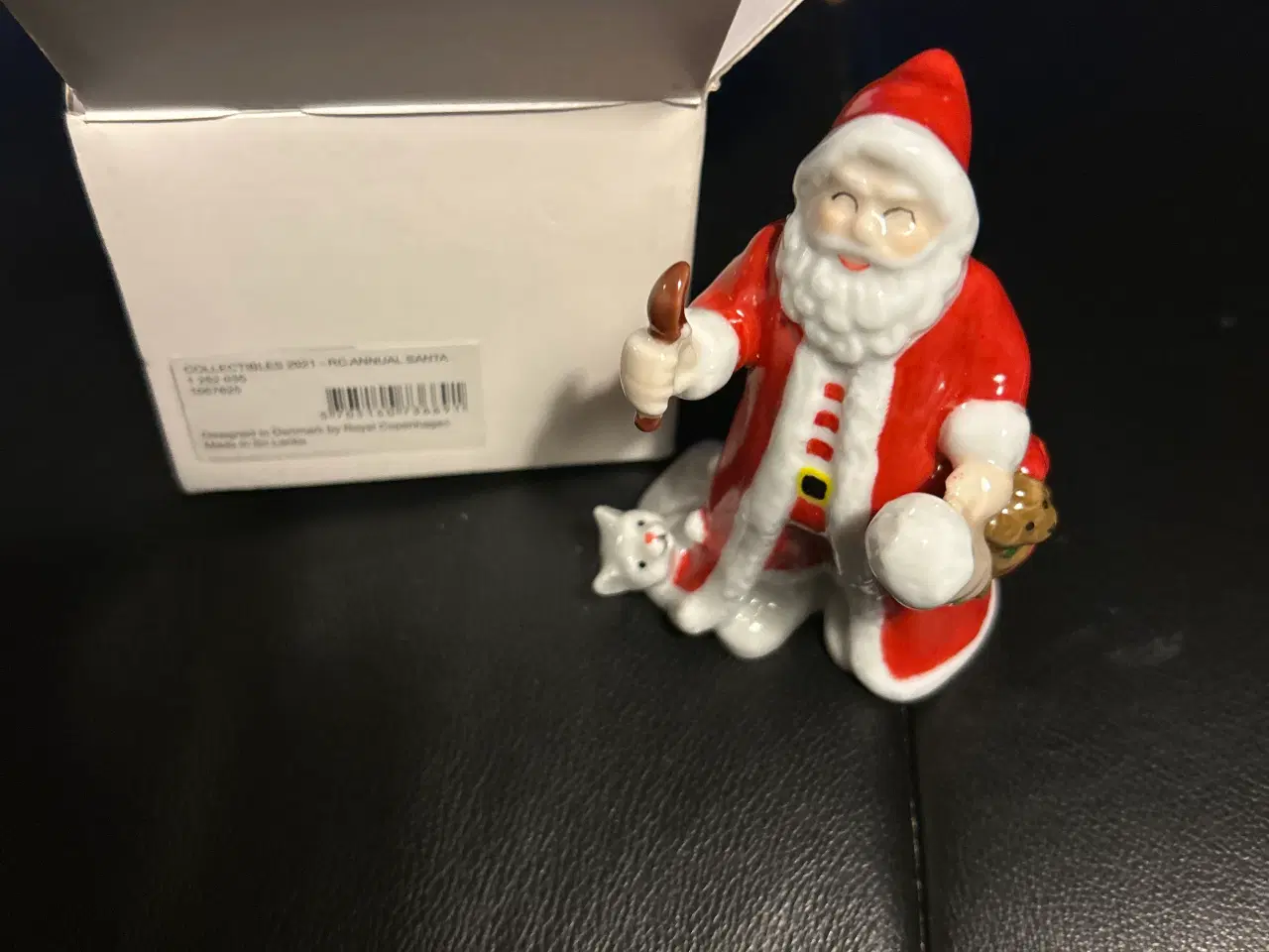 Billede 4 - Royal års nisse 2021 ny i æske 