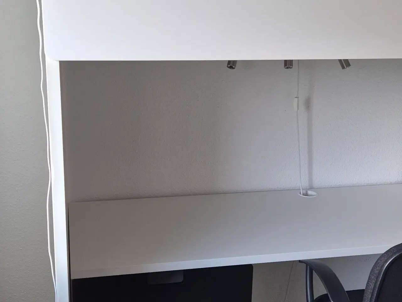 Billede 4 - Højseng inkl. stol og lampe