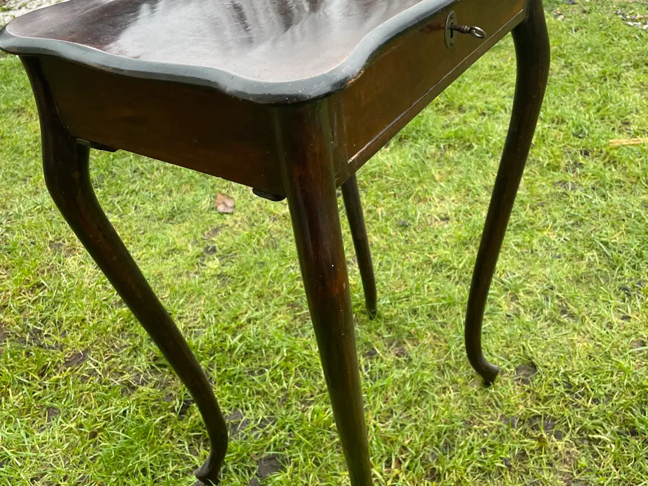 Billede 2 - Højglanspoleret sybord med skuffer