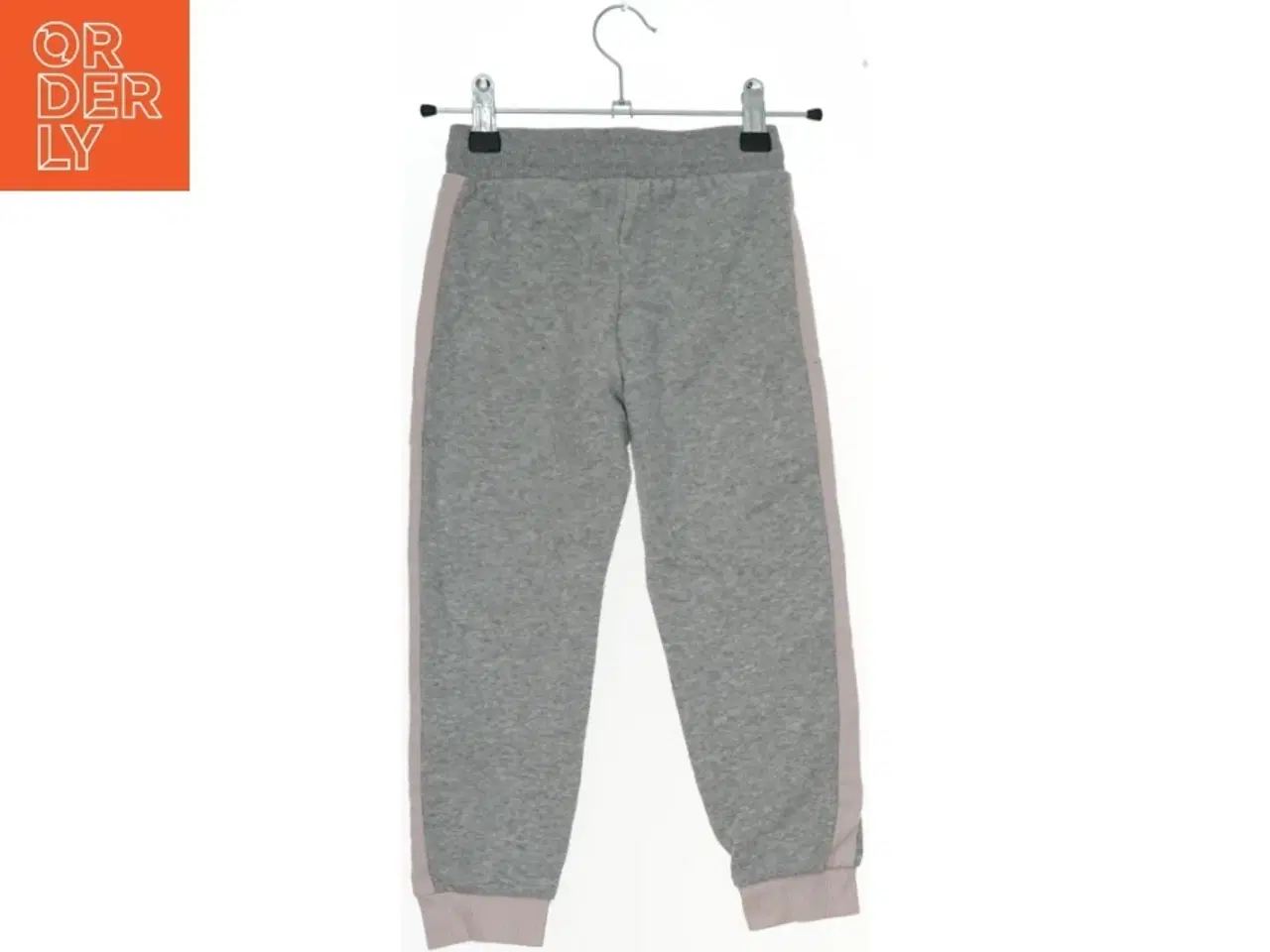 Billede 2 - Grå sweatpants med lyserøde striber fra H&M (str. 110)