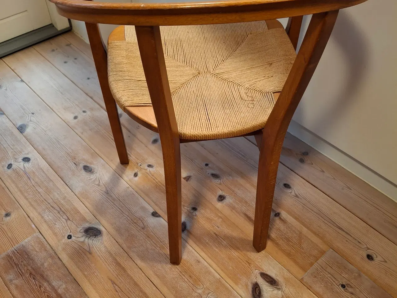 Billede 2 - Spisebord i egetræ. Fletstole i egestræ