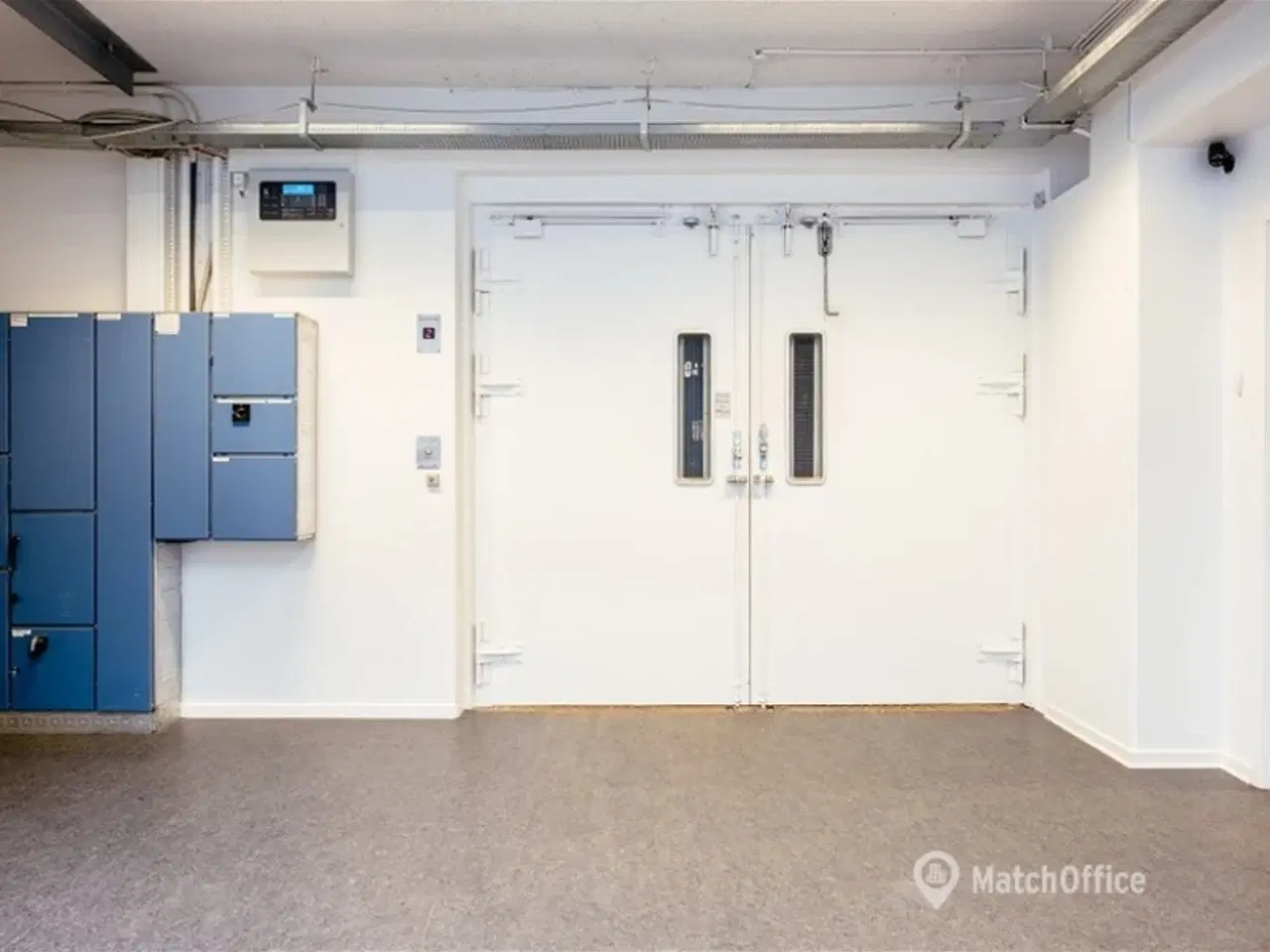 Billede 9 - Stor lager m. vareelevator og istandsat kontor med klimaanlæg