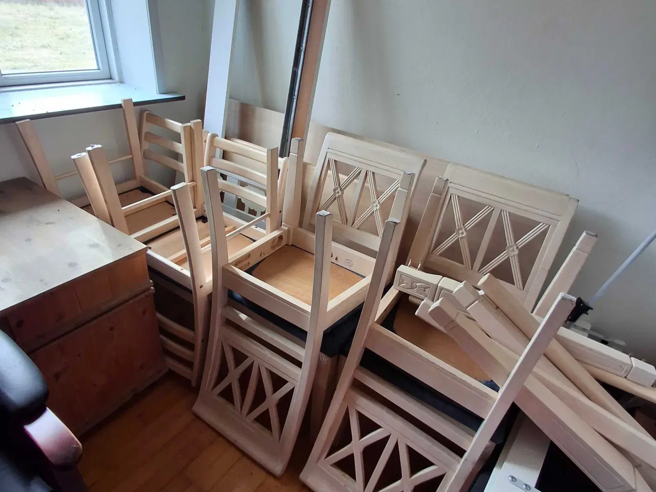 Billede 5 - SpisebordStole og borde + diverse