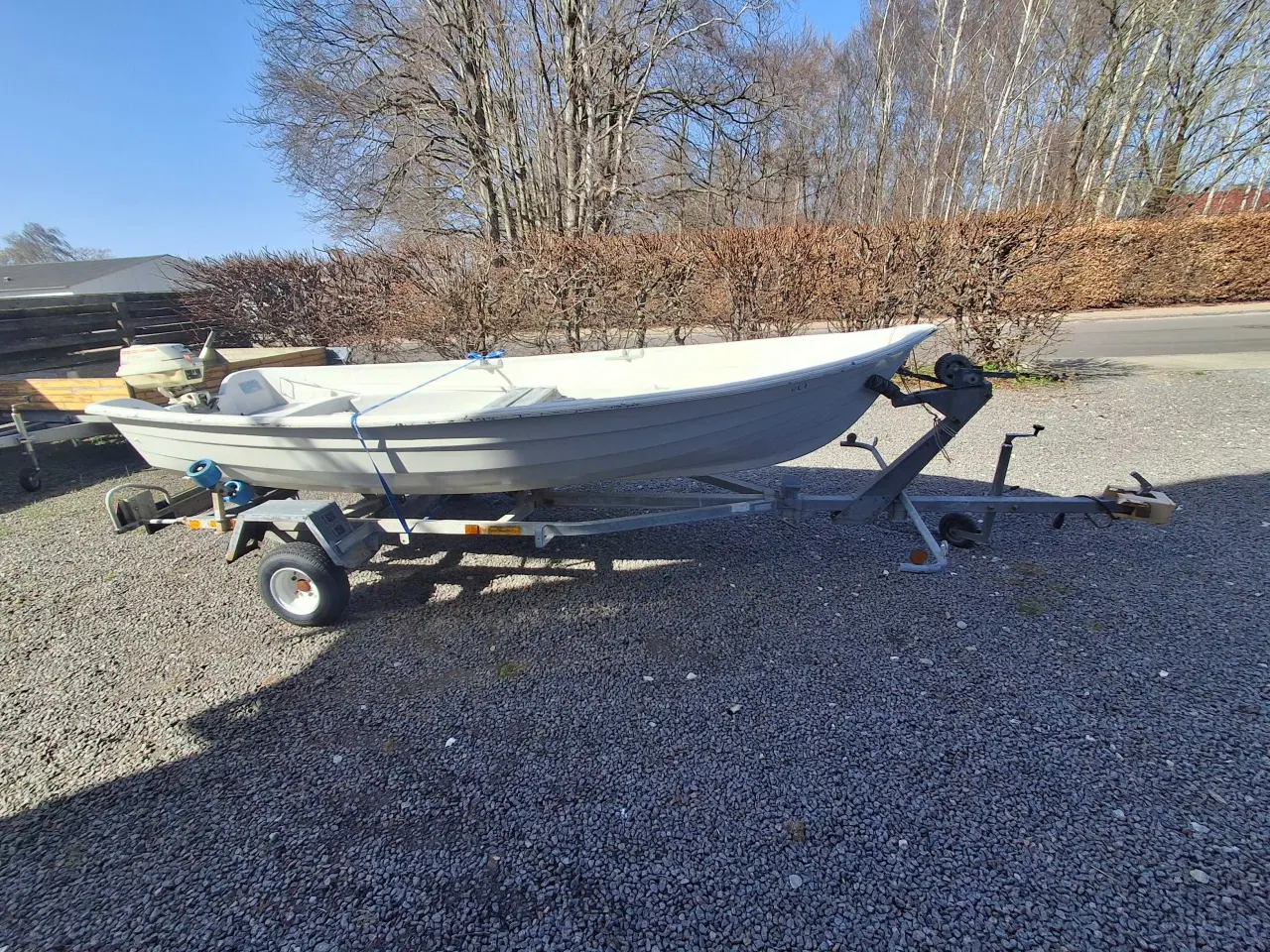 Billede 2 - Jolle med motor og trailer – klar til brug
