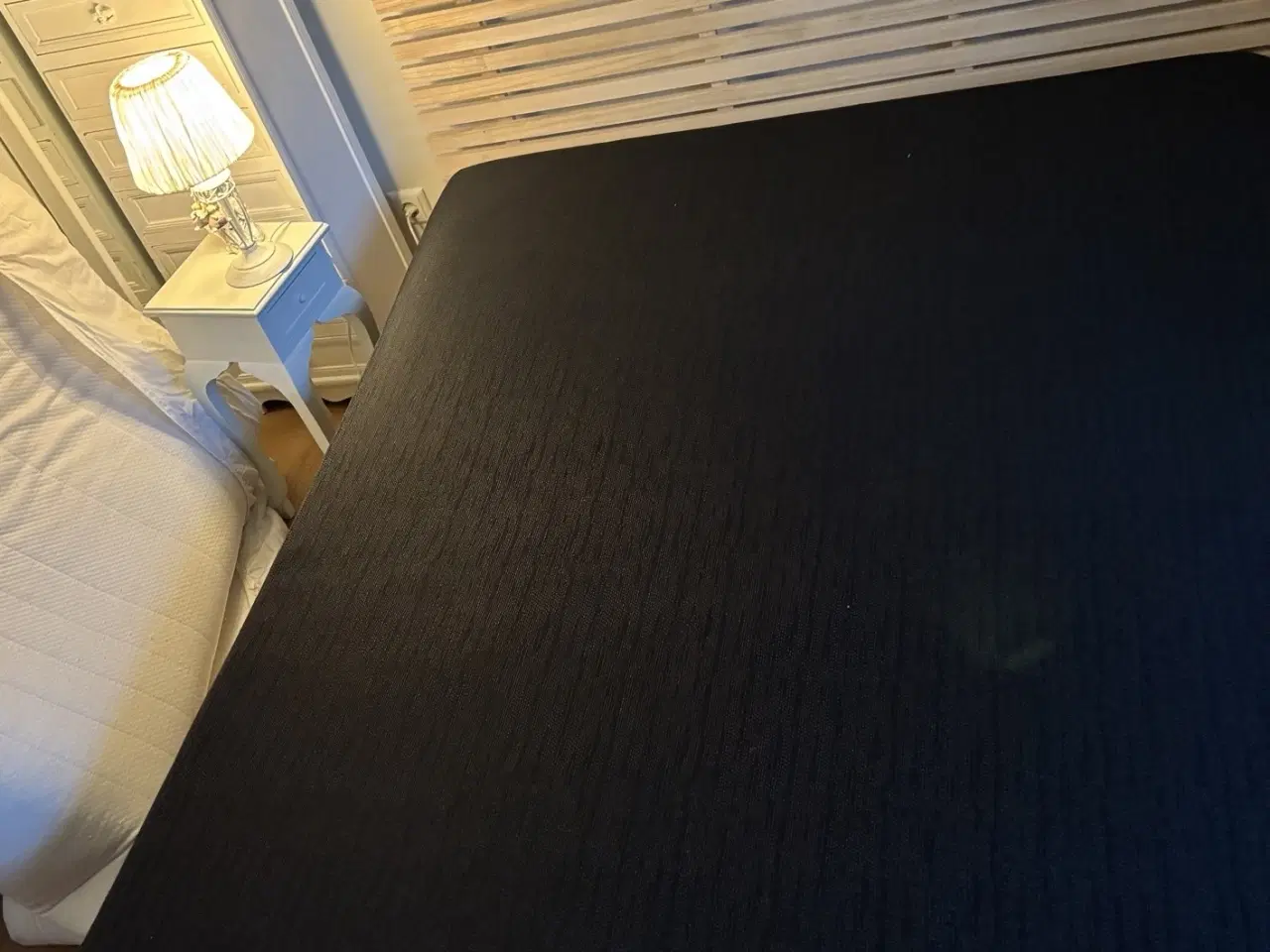 Billede 1 - Boxmadras 140x200cm, sort fra Jysk.