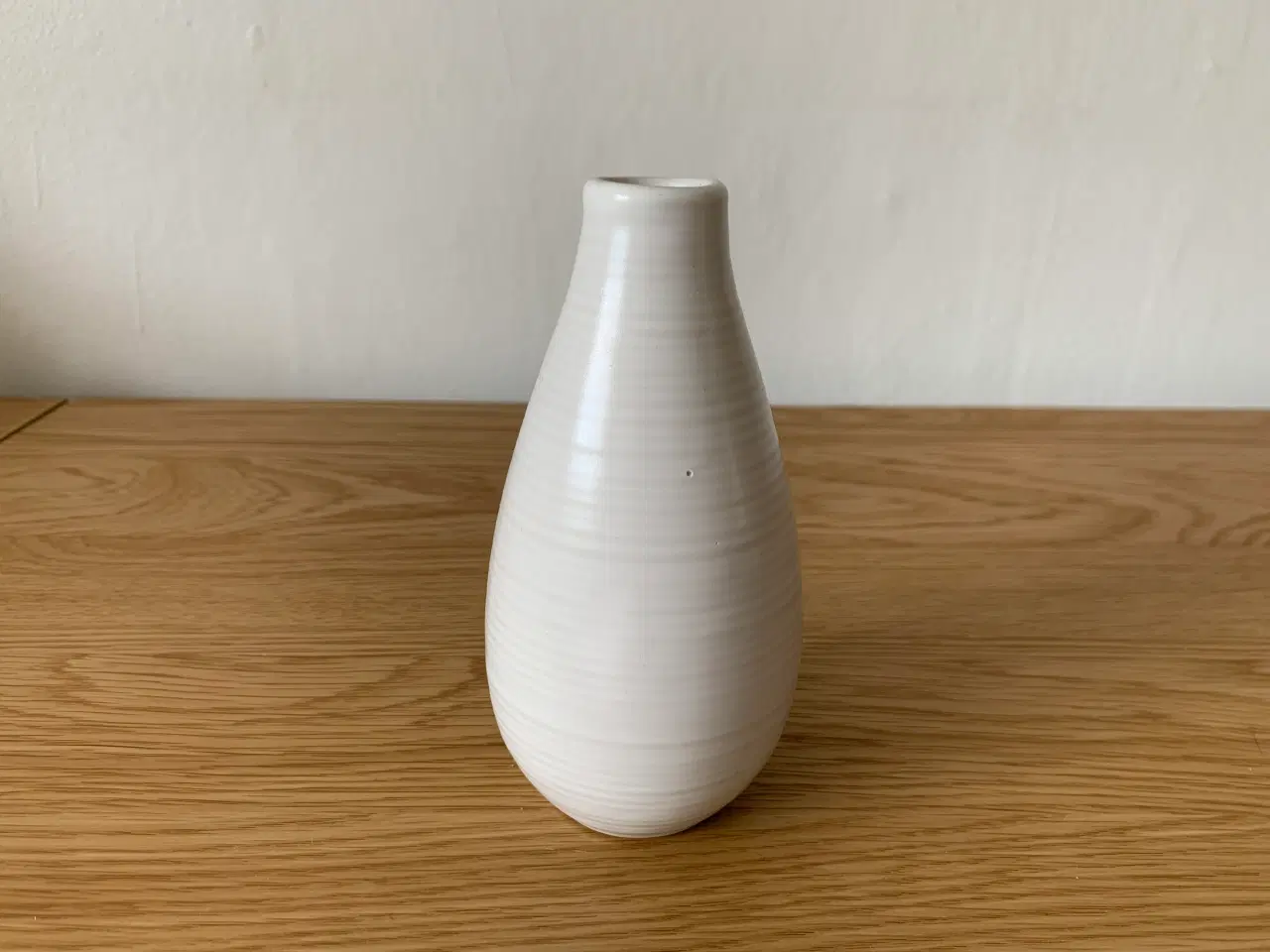 Billede 1 - Elegant keramikvase i brækket hvid glasur