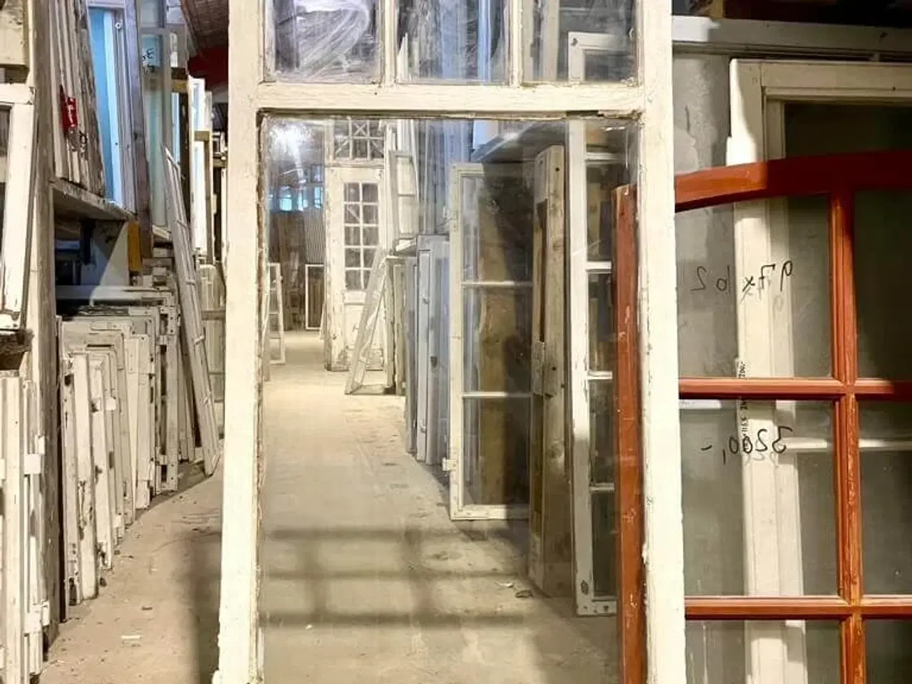 Billede 1 - Høj vinduesramme m. små rudefelter øverst