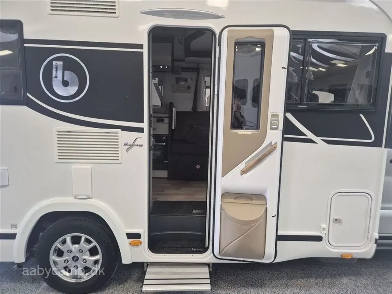 Billede 5 - 2020 - Benimar Tessoro 487   Nk pakke. Automatgear. Solcelle. 2x batteri. 2000W Inverter. elektriske støtteben.  Thetford ovn. sommer/vinterhjul. fuld service.  Kun 40,000 Km!!!