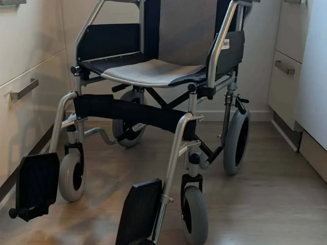 Billede 1 - Kørestol og Badetaburet.