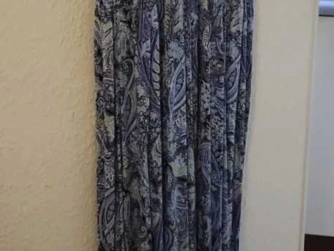 Billede 1 - Lang Blå Kjole Med Mønstre