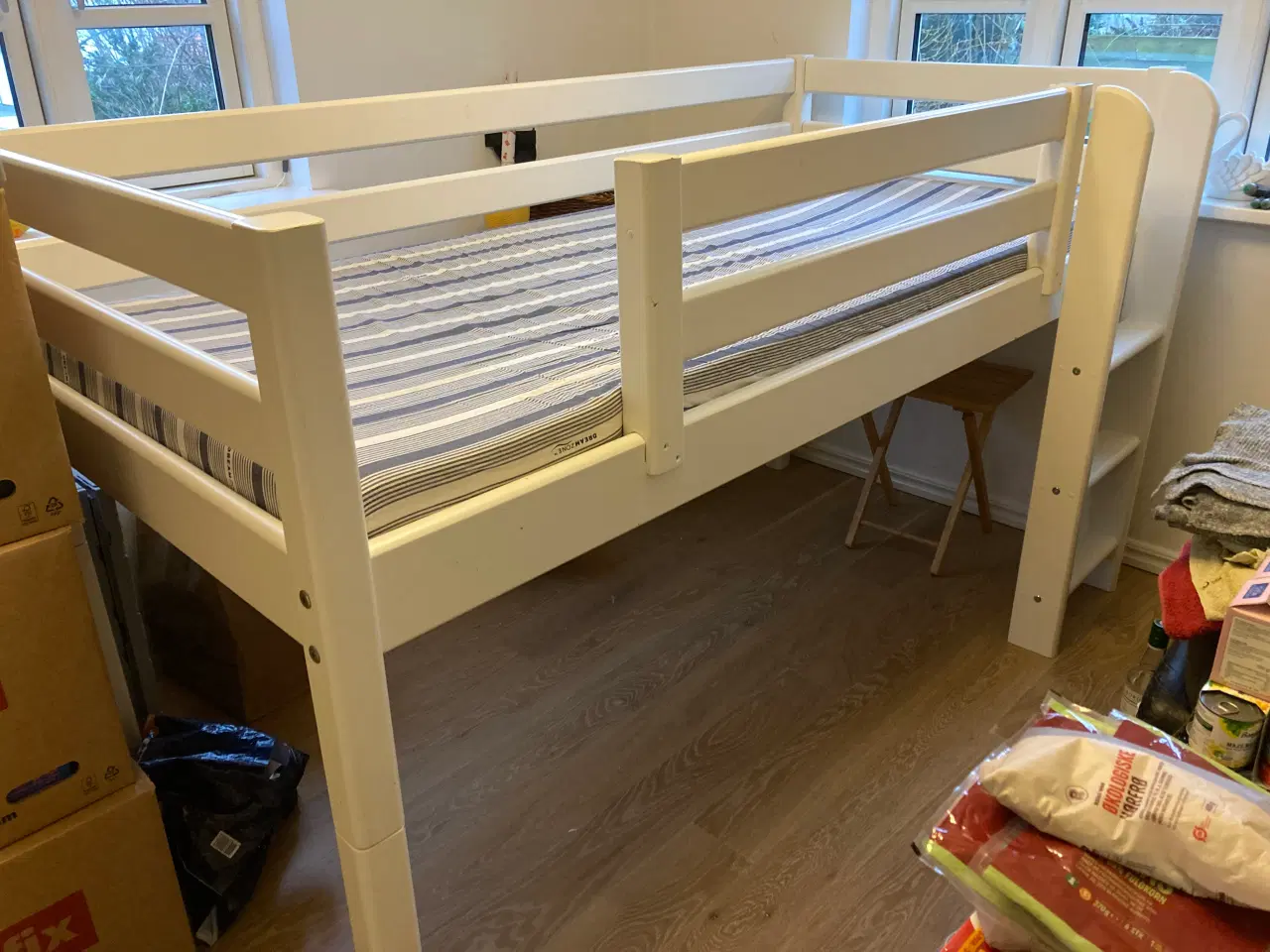 Billede 1 - Halvhøj, jelt hvid Flexa seng, B: 100 / L: 208