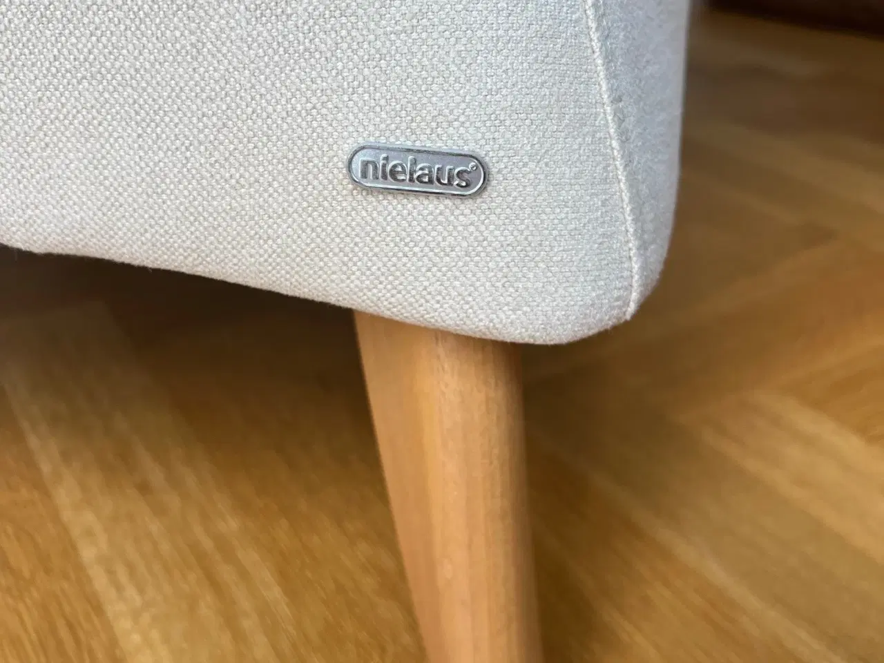 Billede 3 - 4 Nielaus lænestole i stof m/ ben, armlæn i valnød