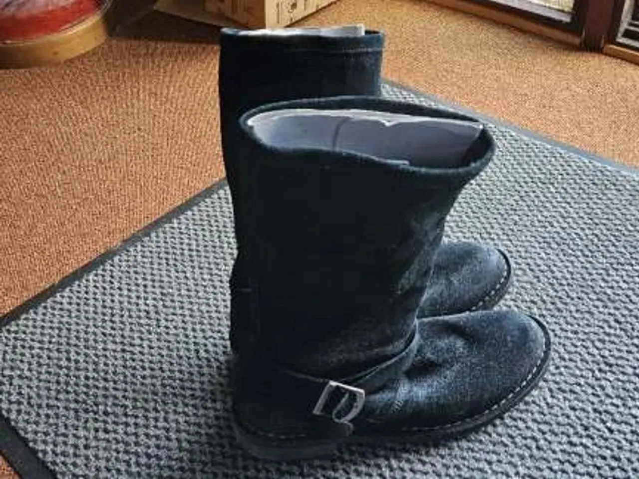 Billede 1 - sorte ruskind støvler str. 45