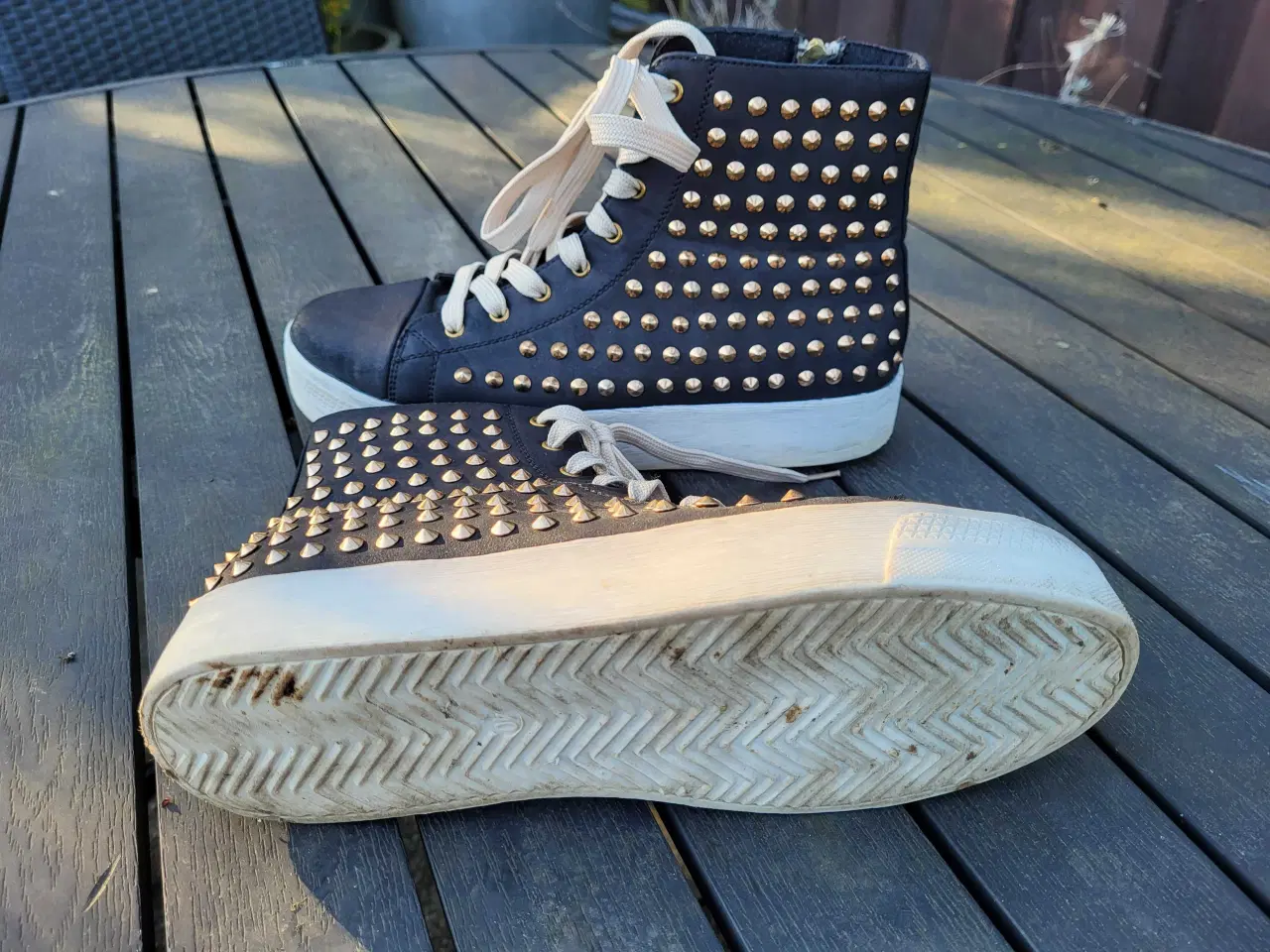 Billede 6 - Ankelstøvler med guldfarvede nitter