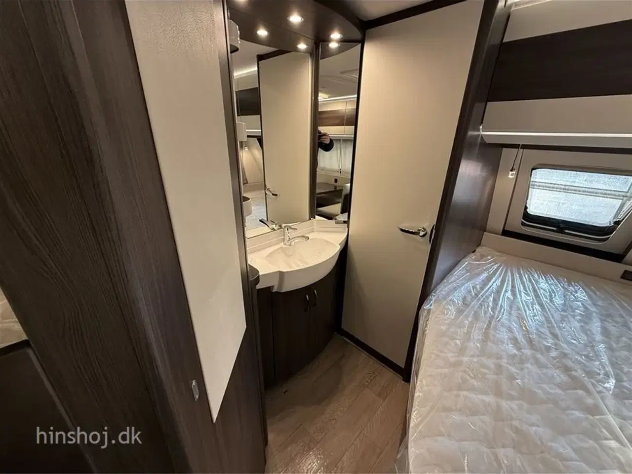 Billede 15 - 2026 - Hobby Prestige 720 UKFe   Hobby 720 UKFe med køjer og fransk dobbeltseng fra Hinshøj Caravan