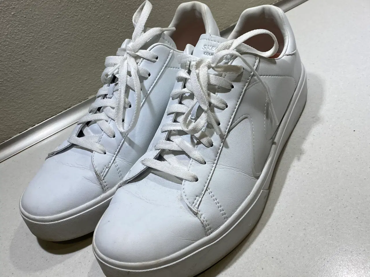 Billede 1 - Sketchers  hvide