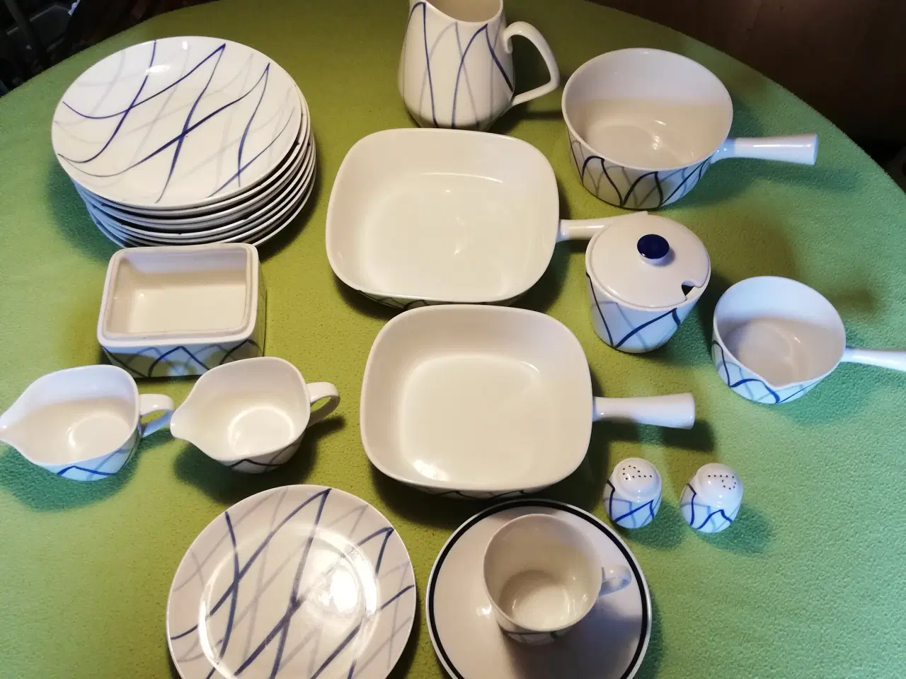 Billede 1 - Blå Flamme porcelæn tallerkener,kop, fade m.m.