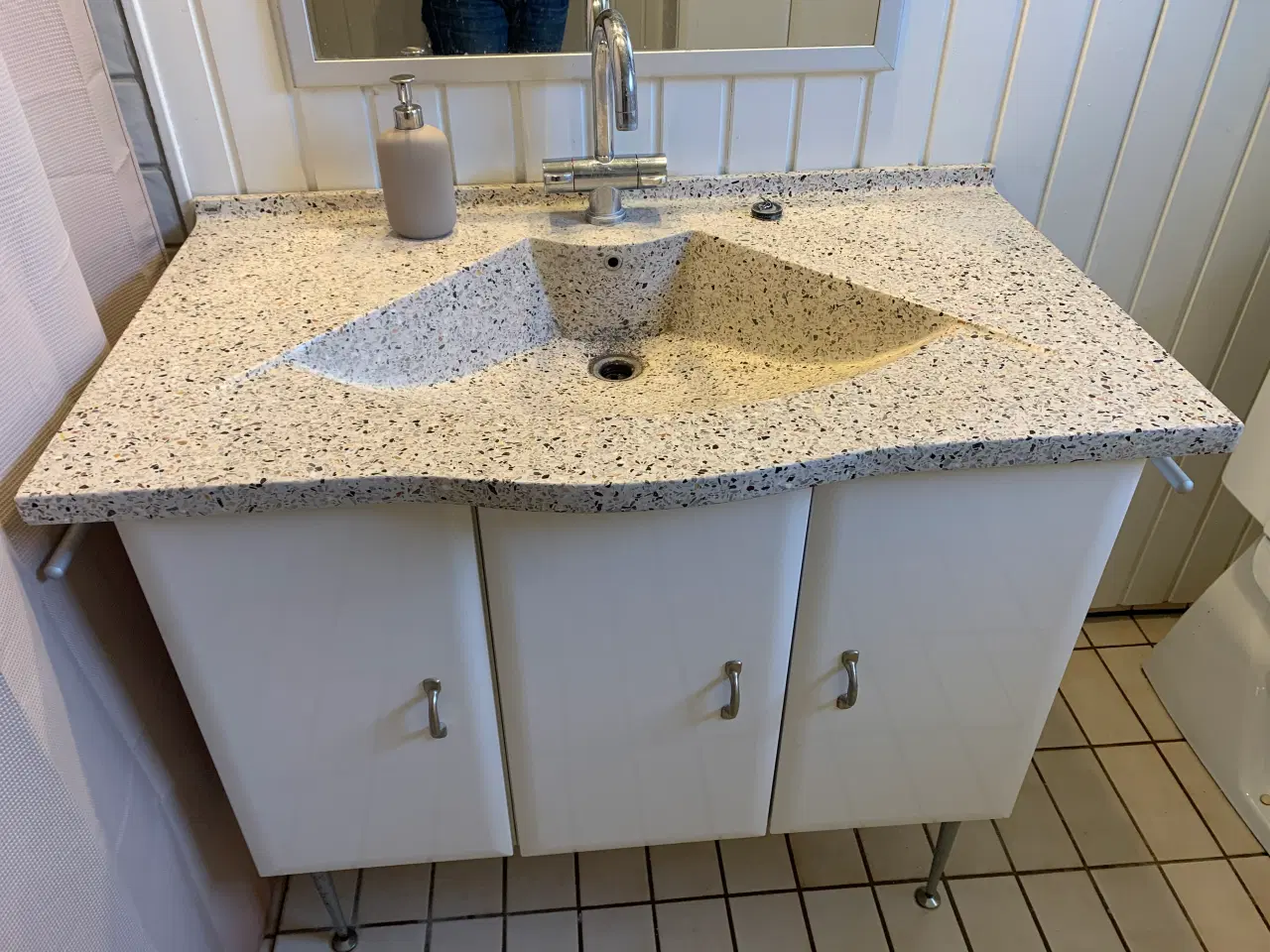 Billede 1 - Bord med vask og vægskab