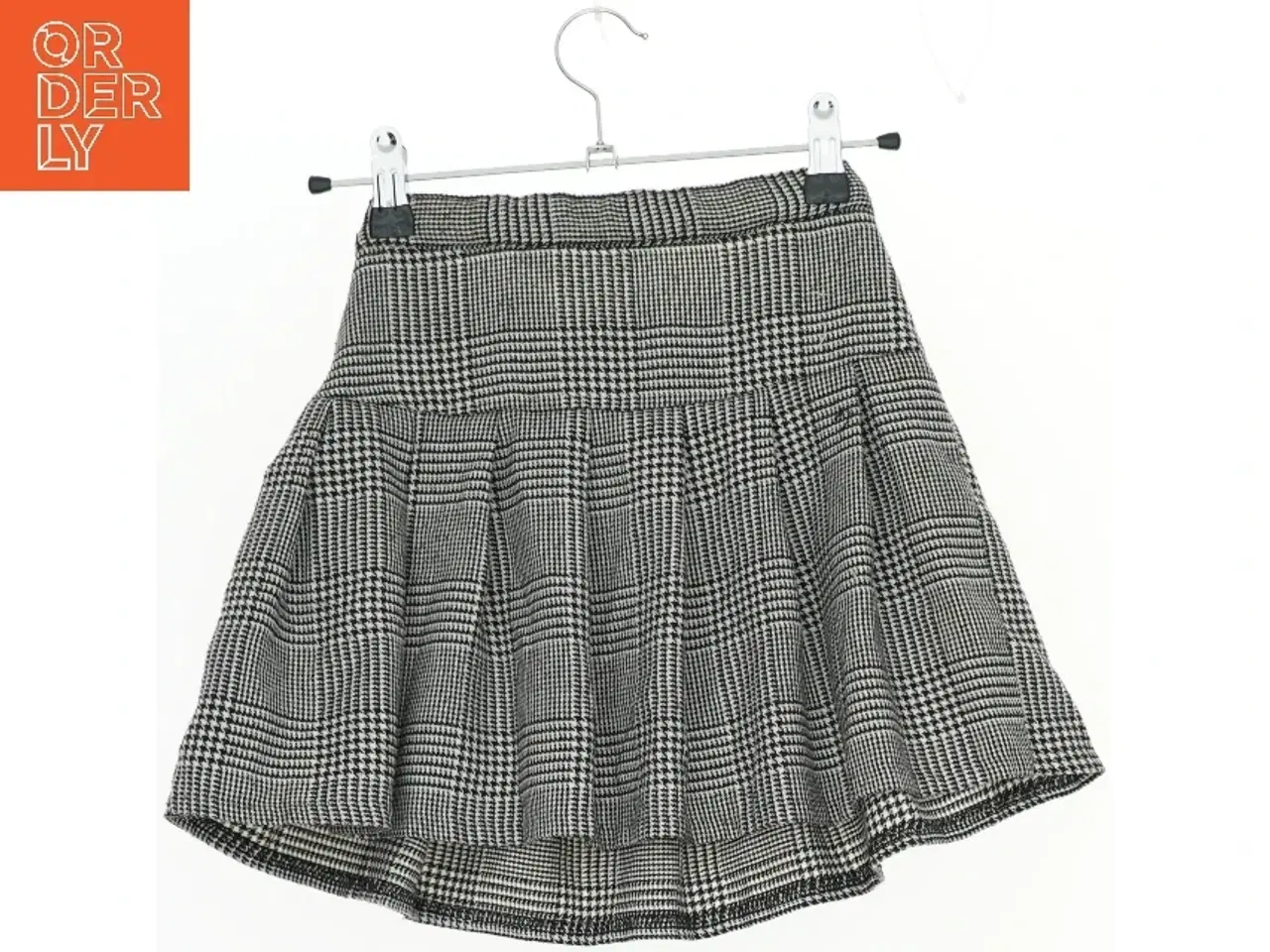 Billede 2 - Ternet nederdel med plisseringer fra H&M (str. 134)