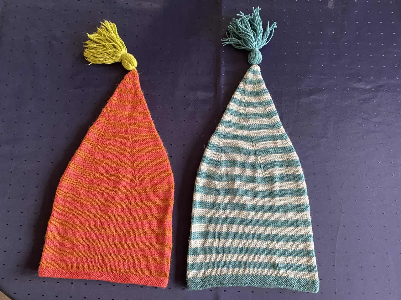 Billede 3 - Nu er det jul🧑🎄🎄alternative nissehuer i strik