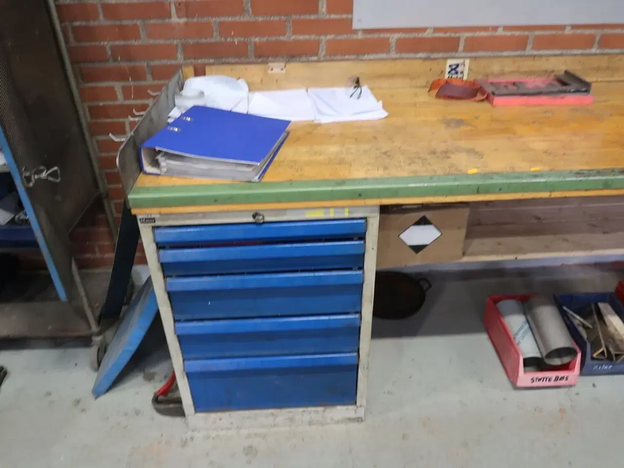 Billede 2 - Arbejdsbord med skruestik samt div. Værktøj