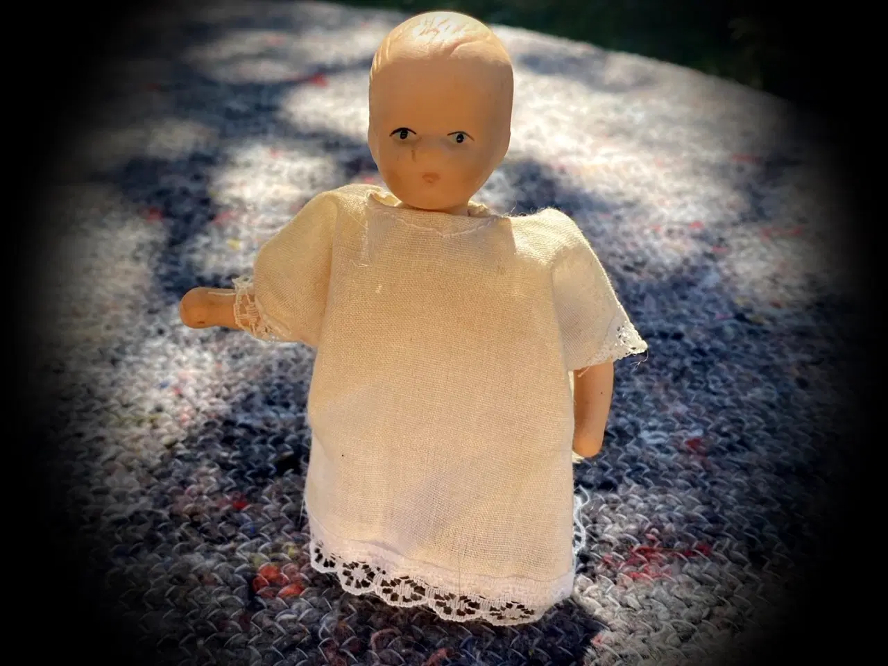 Billede 1 - * Lille porcelænsdukke-baby - siddende på knæ